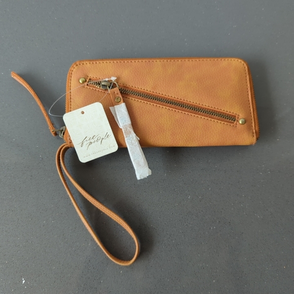 NWT FREE PEOPLE DISTRESSED VEGAN WALLET SS - Picture 1 of 5